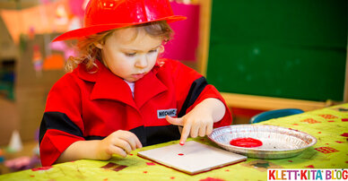 Kleine Künstler machen große Kunst – Abdrücke von bemalten Fliesen